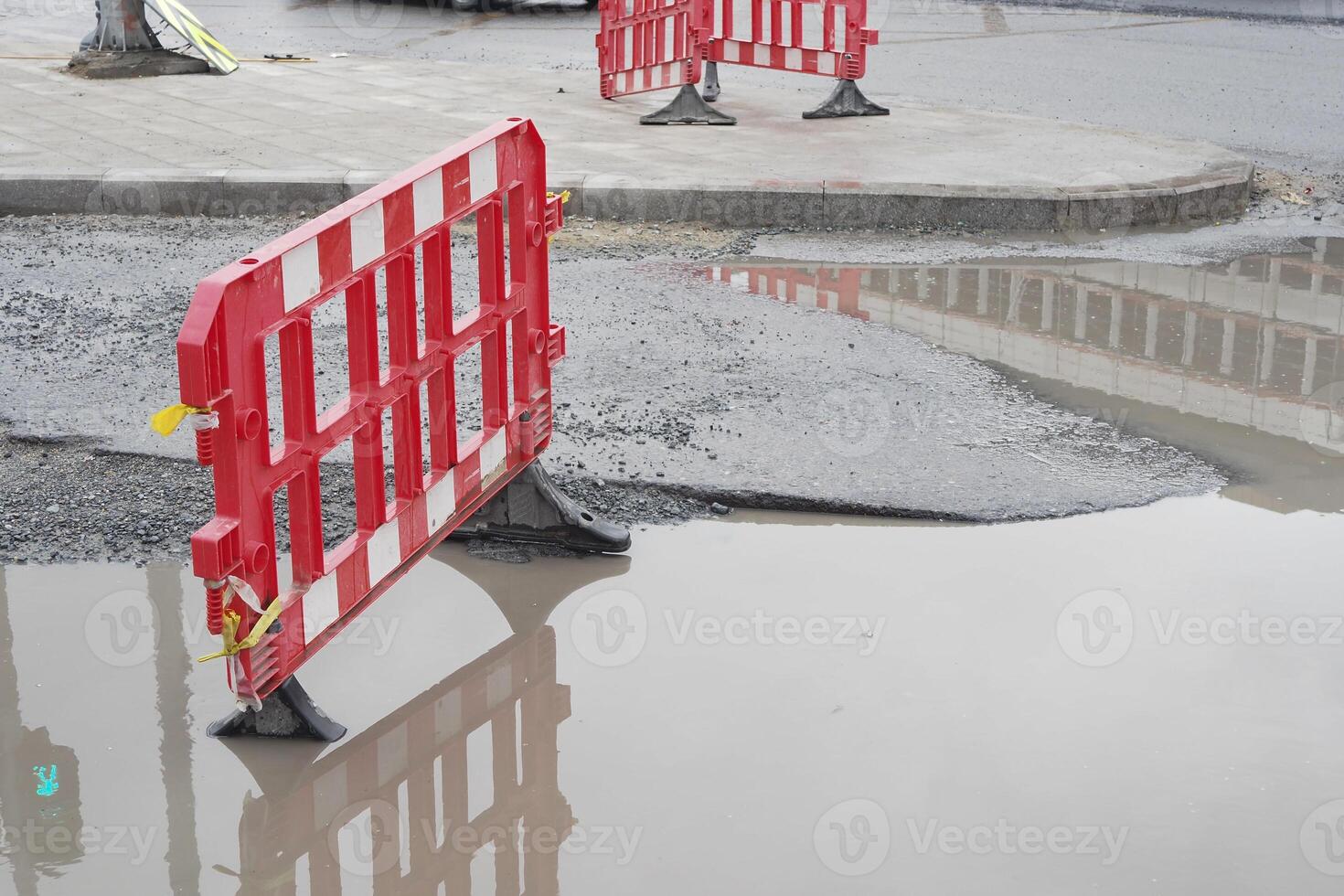 groß Topf Loch gefüllt mit Wasser beim Straße foto