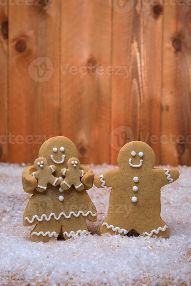 Familie von Lebkuchen mit 2 Kindern auf Feiertagsweihnachtshintergrund foto