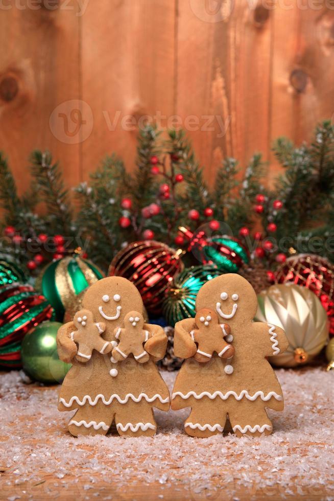 Familie von Lebkuchen mit 3 Kindern auf Feiertagsweihnachtshintergrund foto