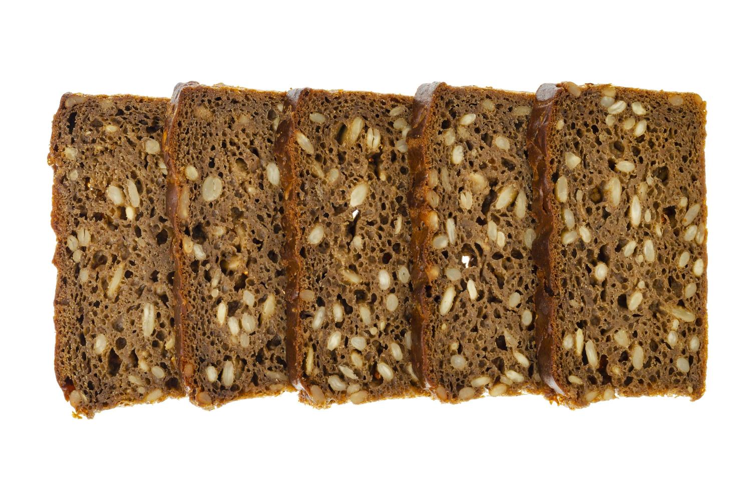 Scheiben braunes Roggenbrot mit Sonnenblumenkernen isoliert auf weißem Hintergrund. foto