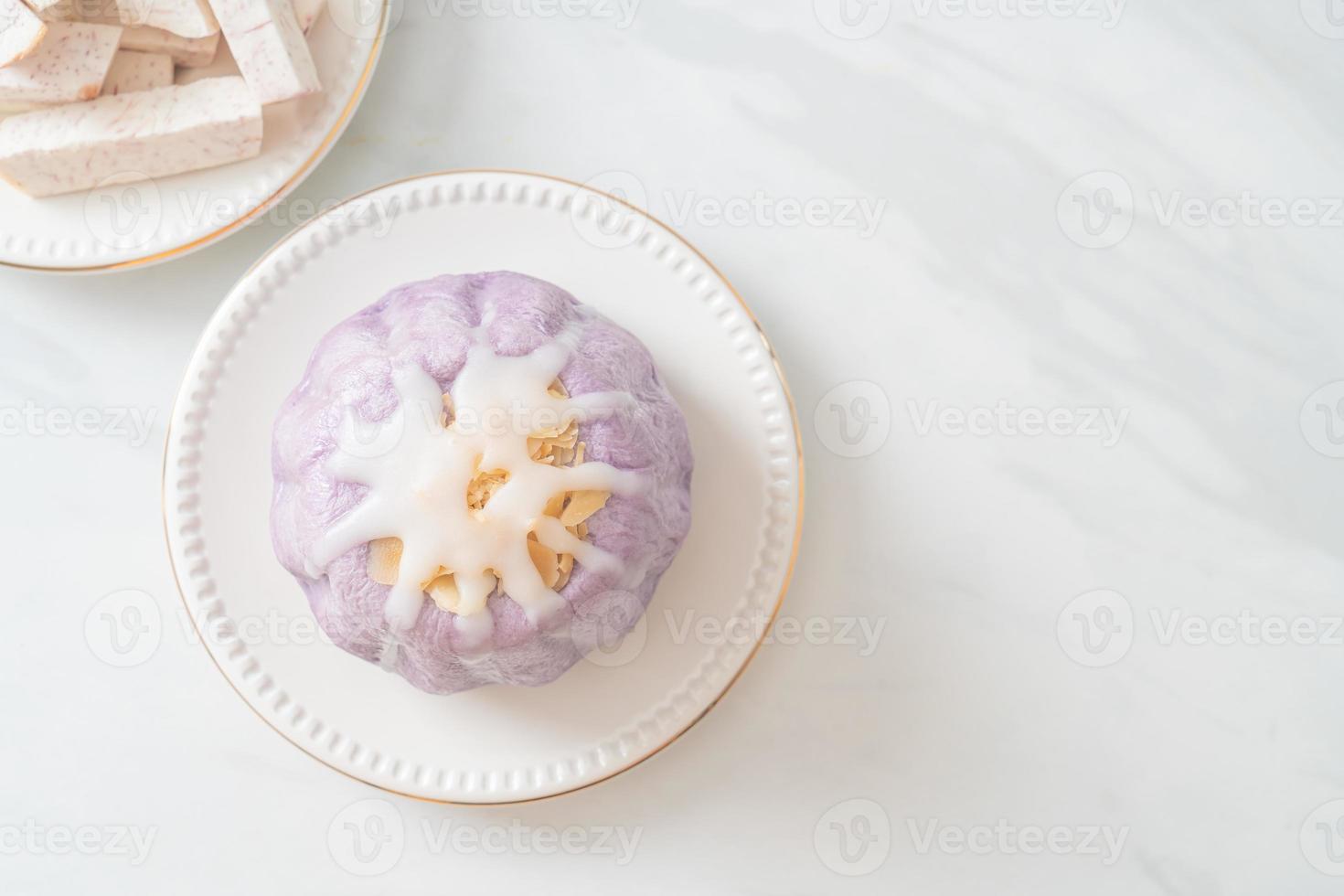 Taro-Brötchen mit weißer Zuckercreme und Nuss foto