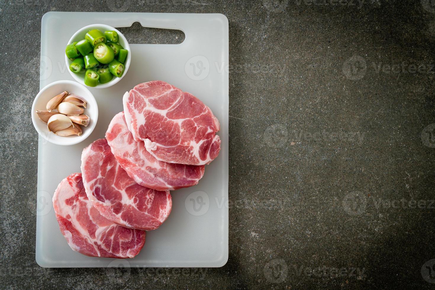 frischer Schweinenacken roh oder Kragenschwein foto