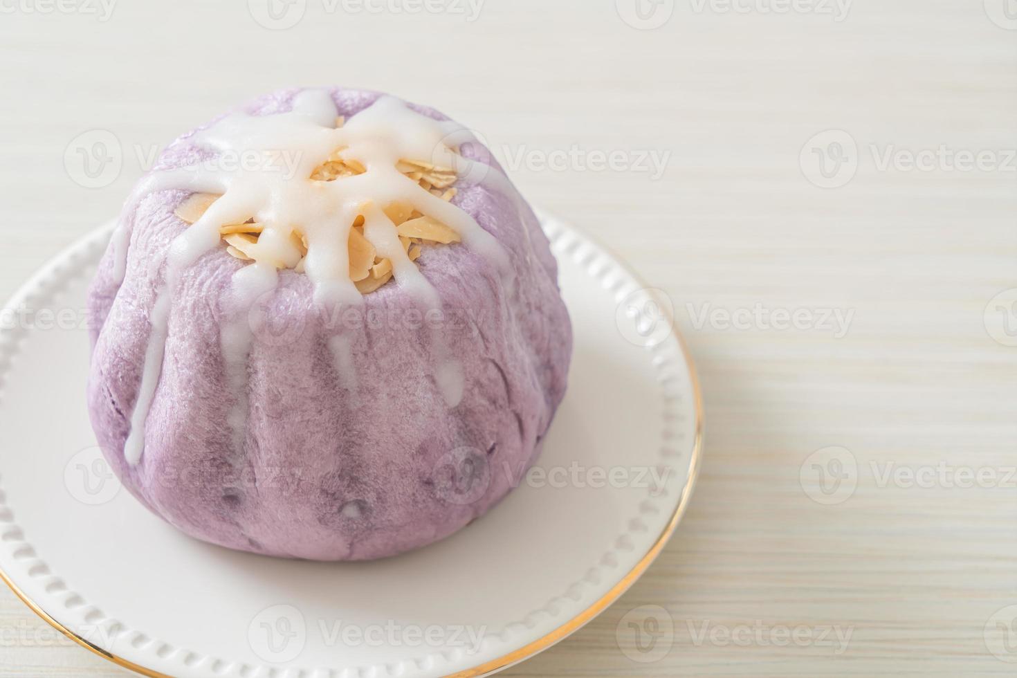 Taro-Brötchen mit weißer Zuckercreme und Nuss foto