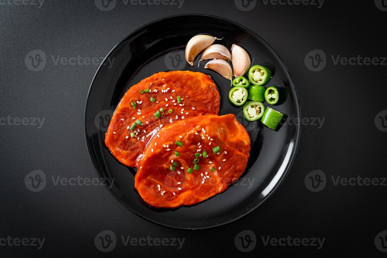 Schweinefleisch koreanisch mariniert oder frisches Schweinefleisch roh mariniert mit koreanischer scharfer Paste foto