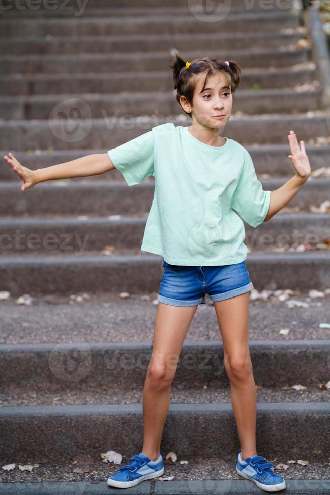 neunjähriges Mädchen tanzt auf den Stufen im Freien foto