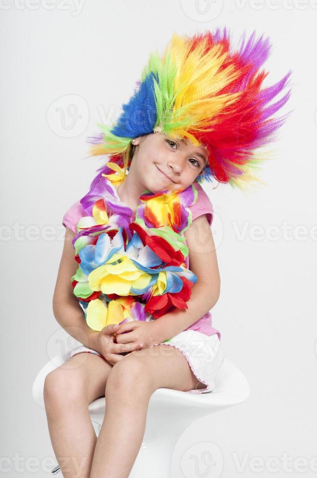 lustiges kleines verkleidetes Mädchen mit Perücke foto