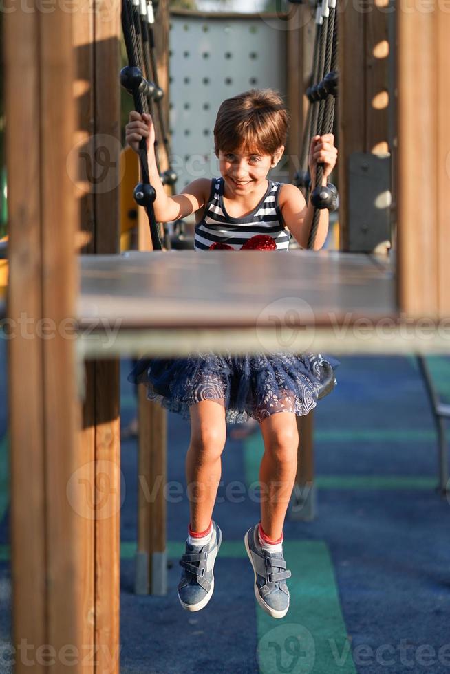 kleines Mädchen, acht Jahre alt, Spaß im Freien. foto