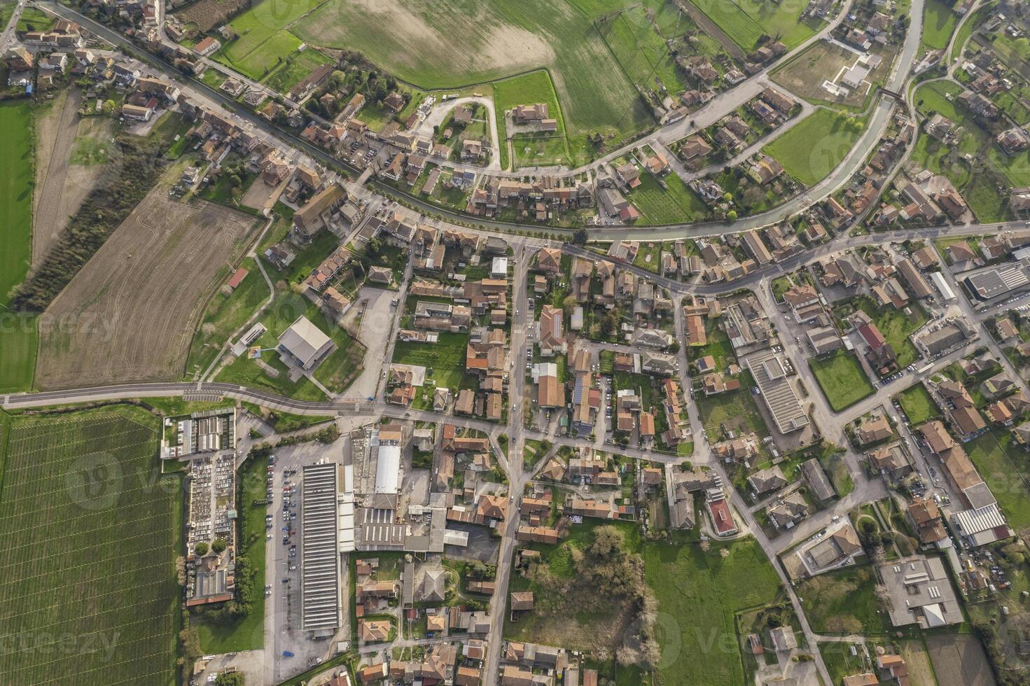 Antenne Aussicht von Stadt mit Grün Gras foto