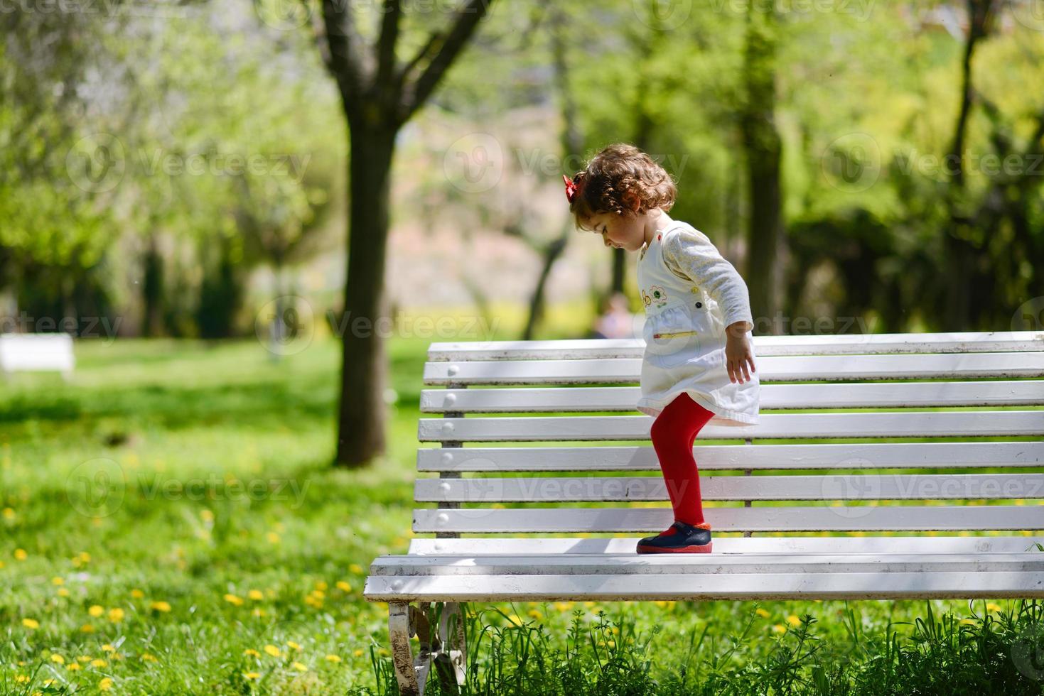 kleines Mädchen, das im Park spielt foto