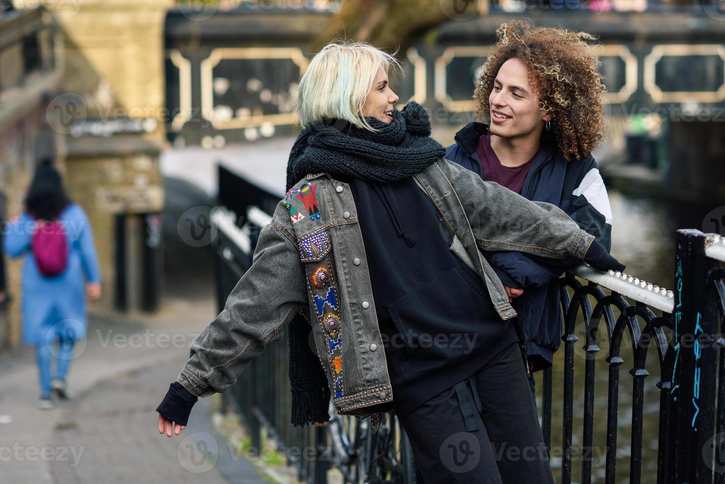 glückliches Paar, das Spaß in Camden Town Little Venice hat, foto