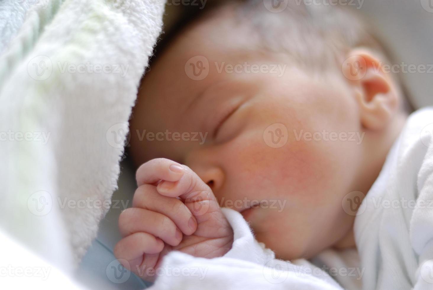 Neugeborenes Mädchen im Krankenhausbett schläft foto