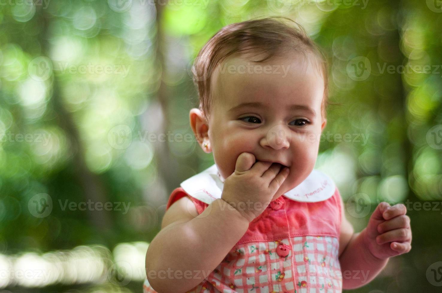 sechs Monate altes Baby, das Spaß im Freien hat. foto