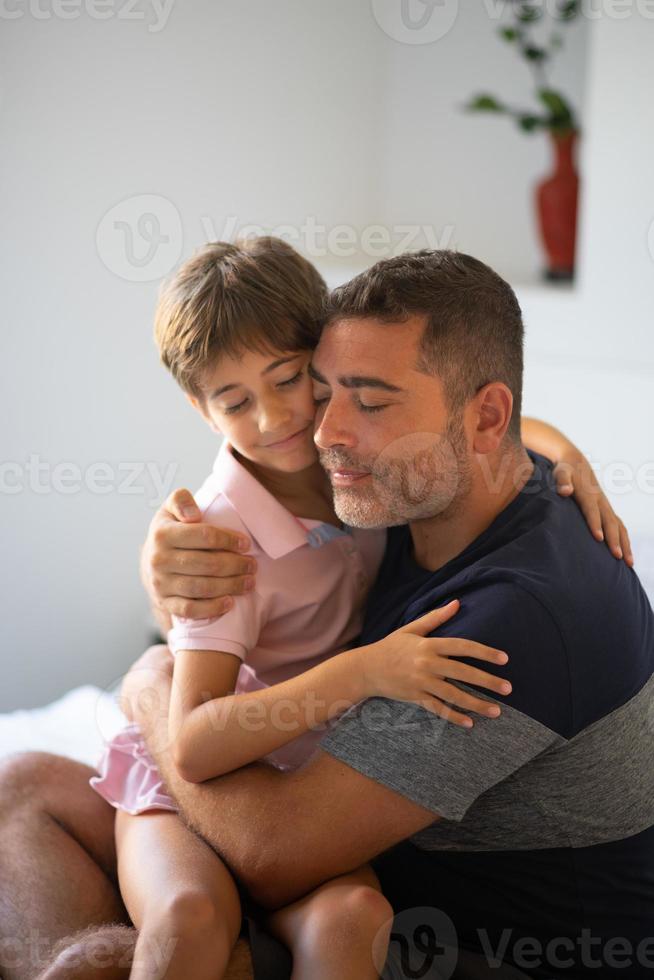 Mann mittleren Alters und ihre kleine Tochter umarmen sich. foto