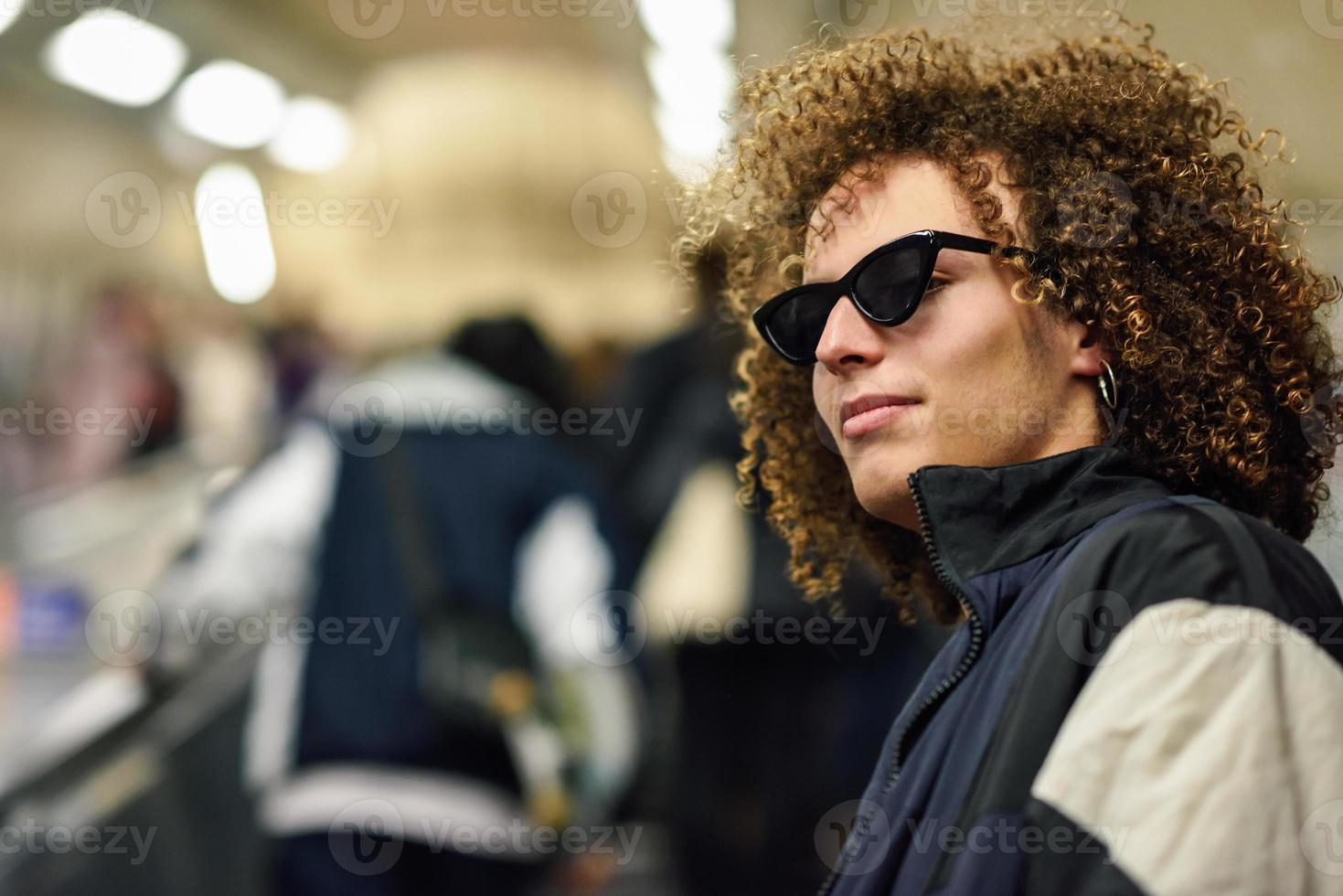 junger Mann geht nach oben in einer U-Bahn-Station. foto