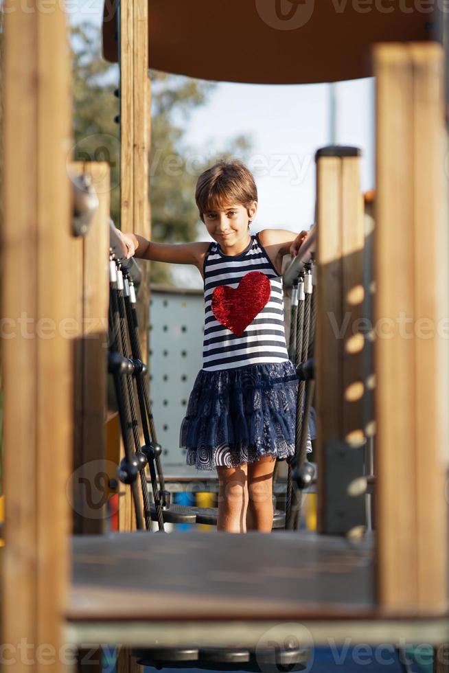 kleines Mädchen, acht Jahre alt, Spaß im Freien. foto