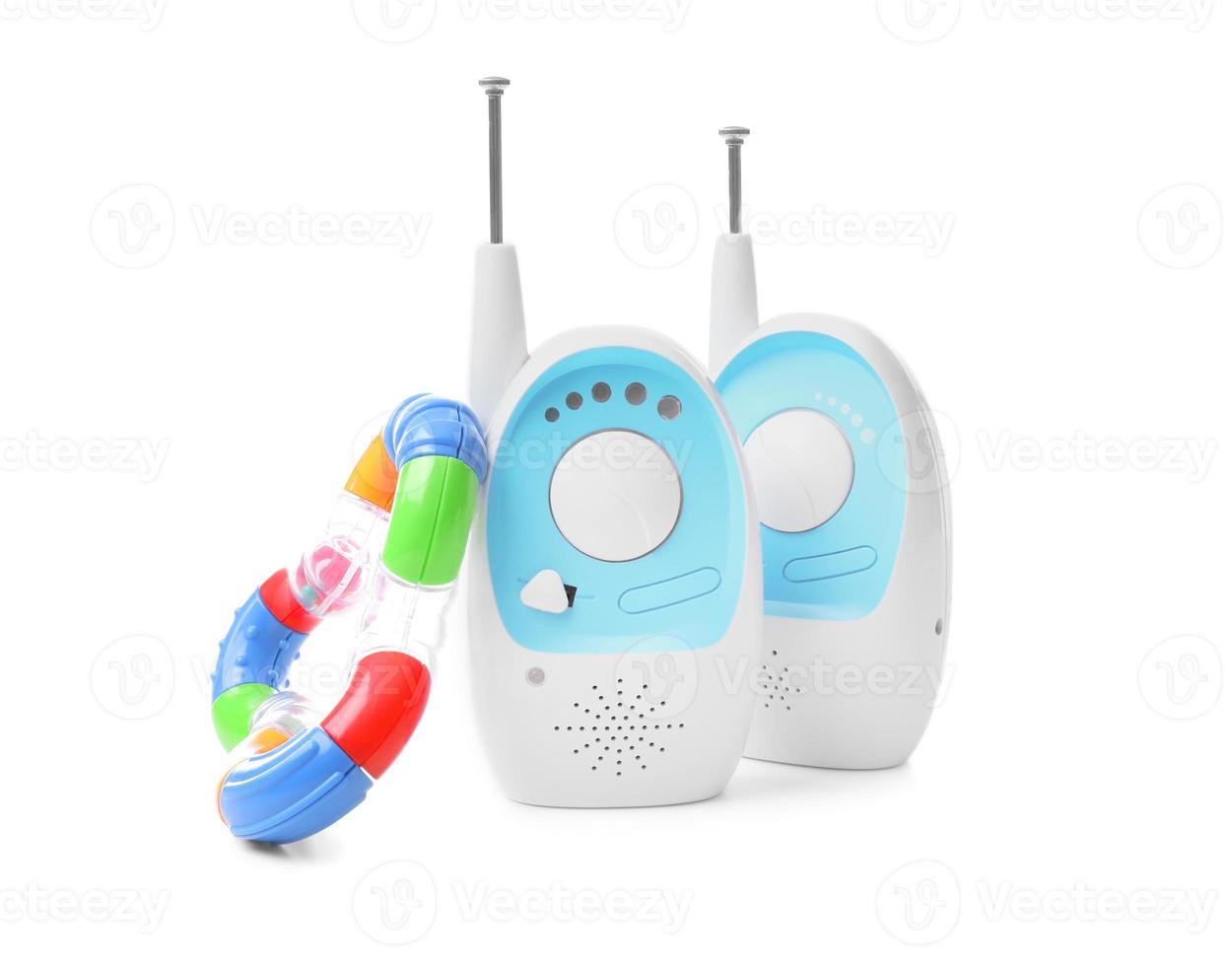 Babyphone-Einheiten und Rassel auf weißem Hintergrund. Radio-Kindermädchen foto