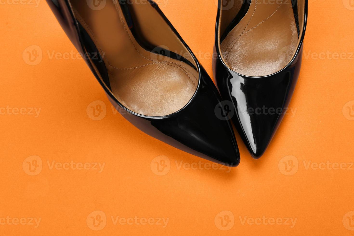 elegante Damenschuhe auf farbigem Hintergrund foto