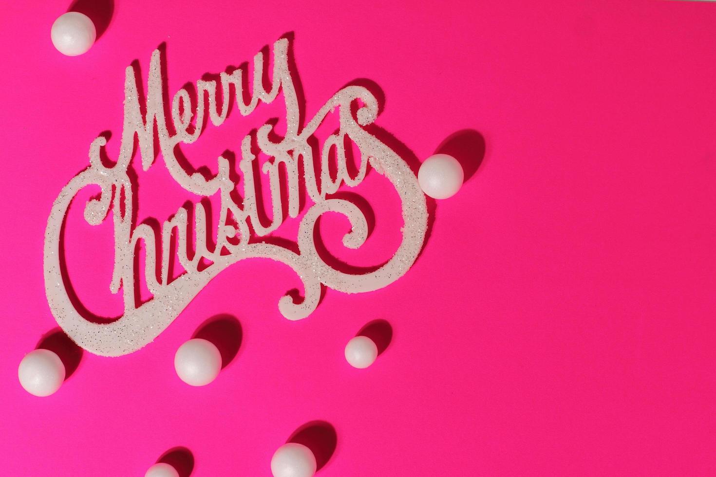 Frohe Weihnachten-Schriftzug, festliche Karte, Magenta-Farbe, Textfreiraum foto