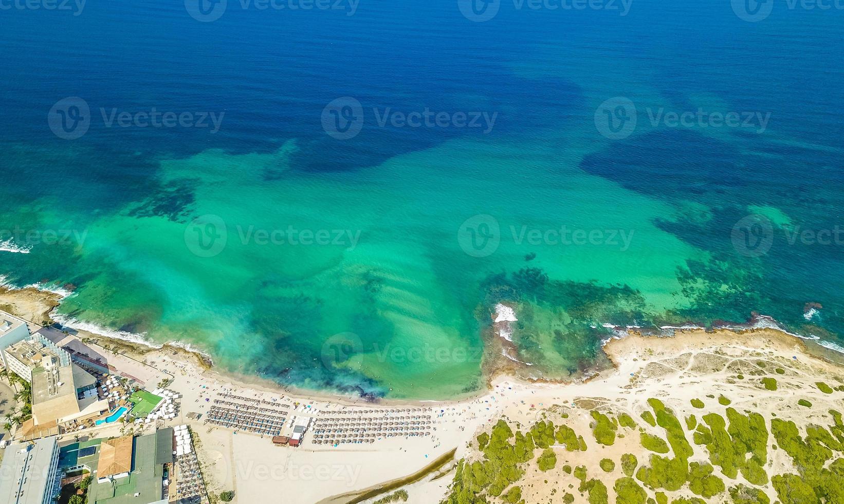 schöne küste strand drohne landschaft panorama kann picafort mallorca spanien. foto