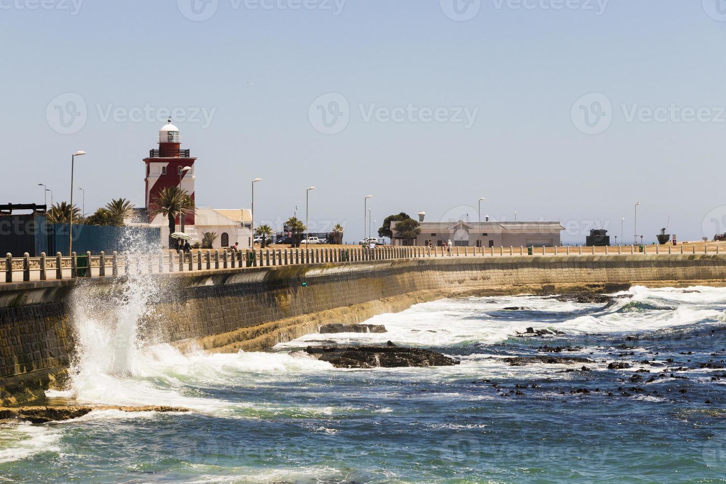 starke wellen sea point promenade kapstadt, südafrika. foto