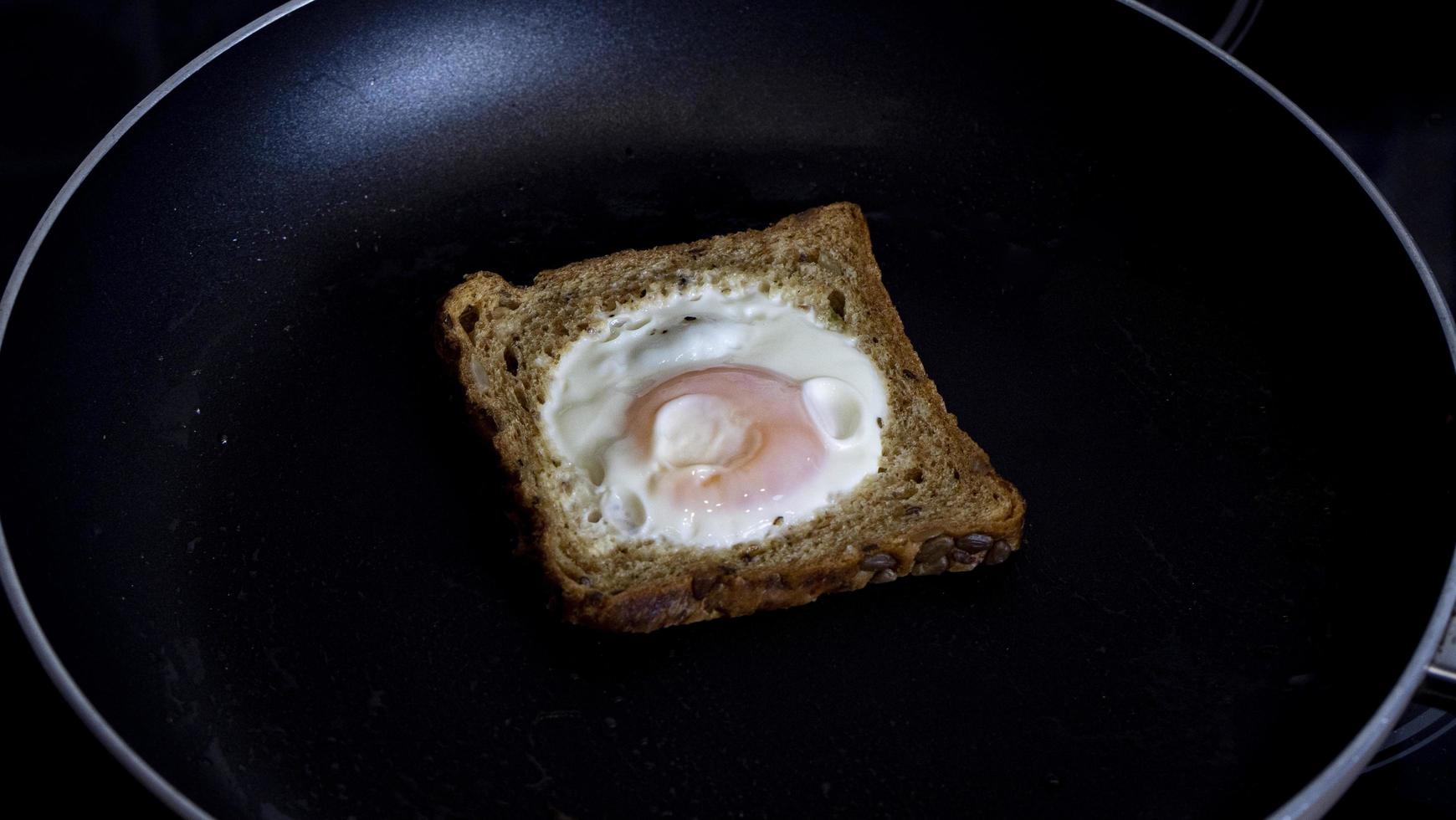 French Toast mit einem Ei in einer Pfanne. traditionelles französisches Gericht Croque-Madame foto