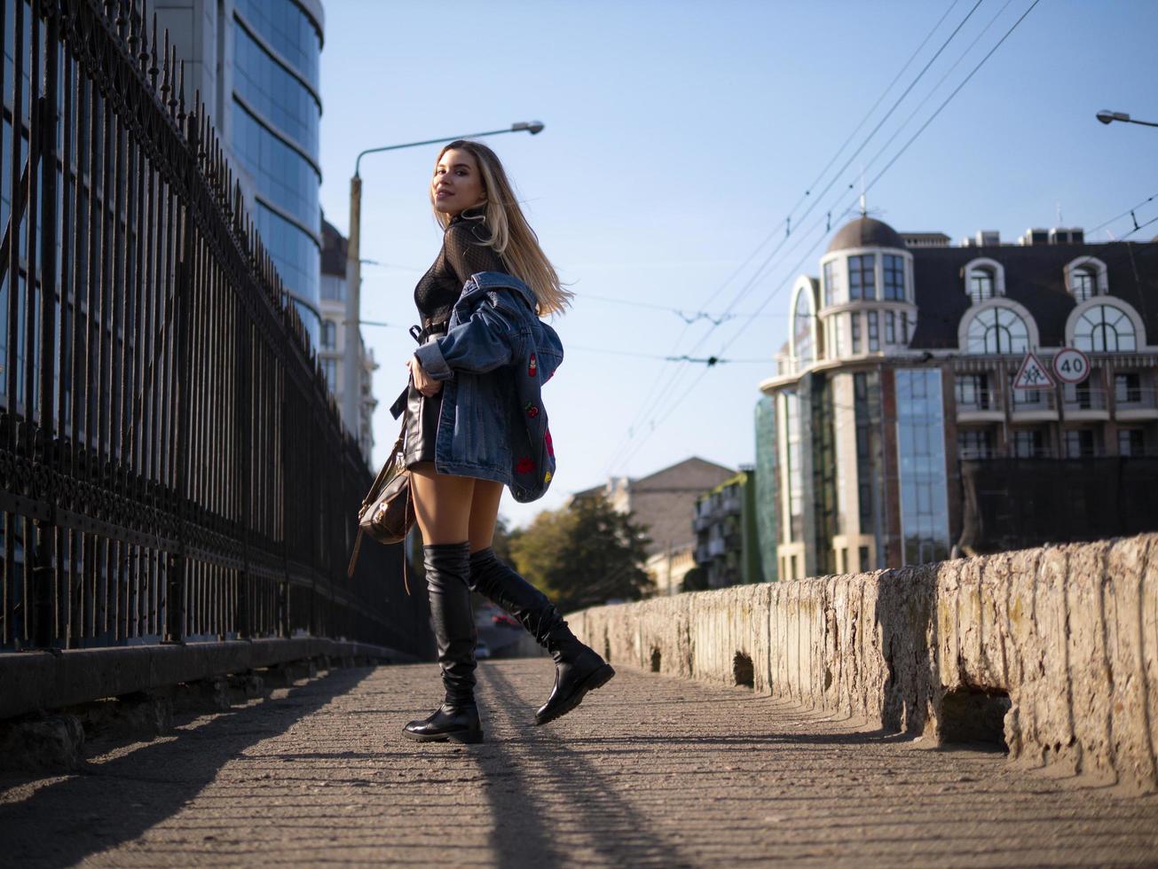 schönes stylisches Teenager-Mädchen mit wallendem Haar foto