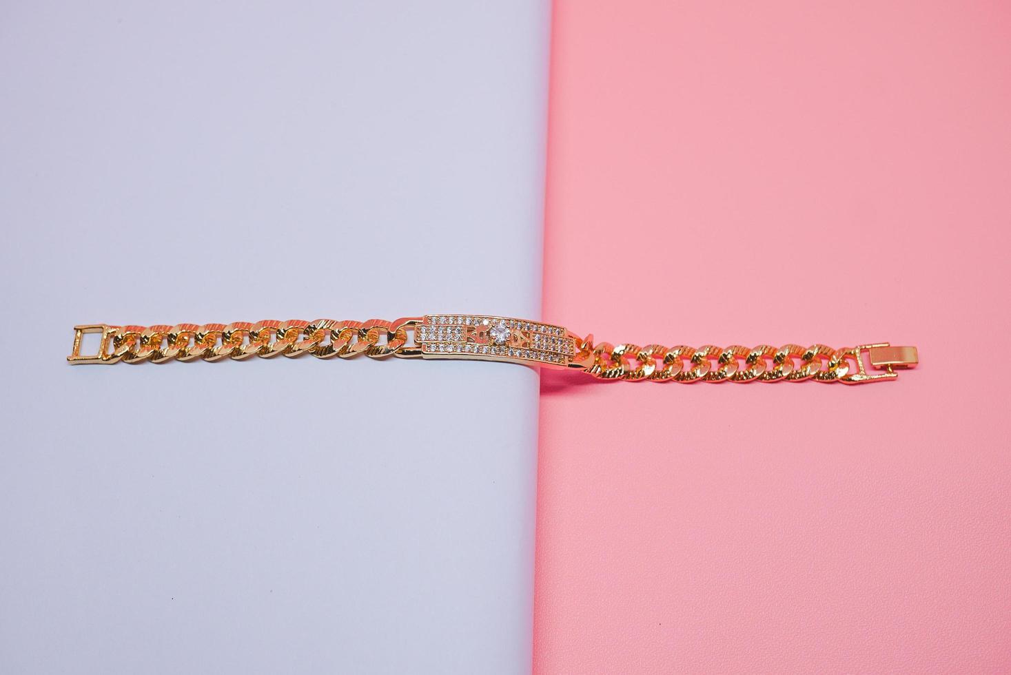 Foto des quadratischen Damenarmbands, das mit Diamanten verziert ist