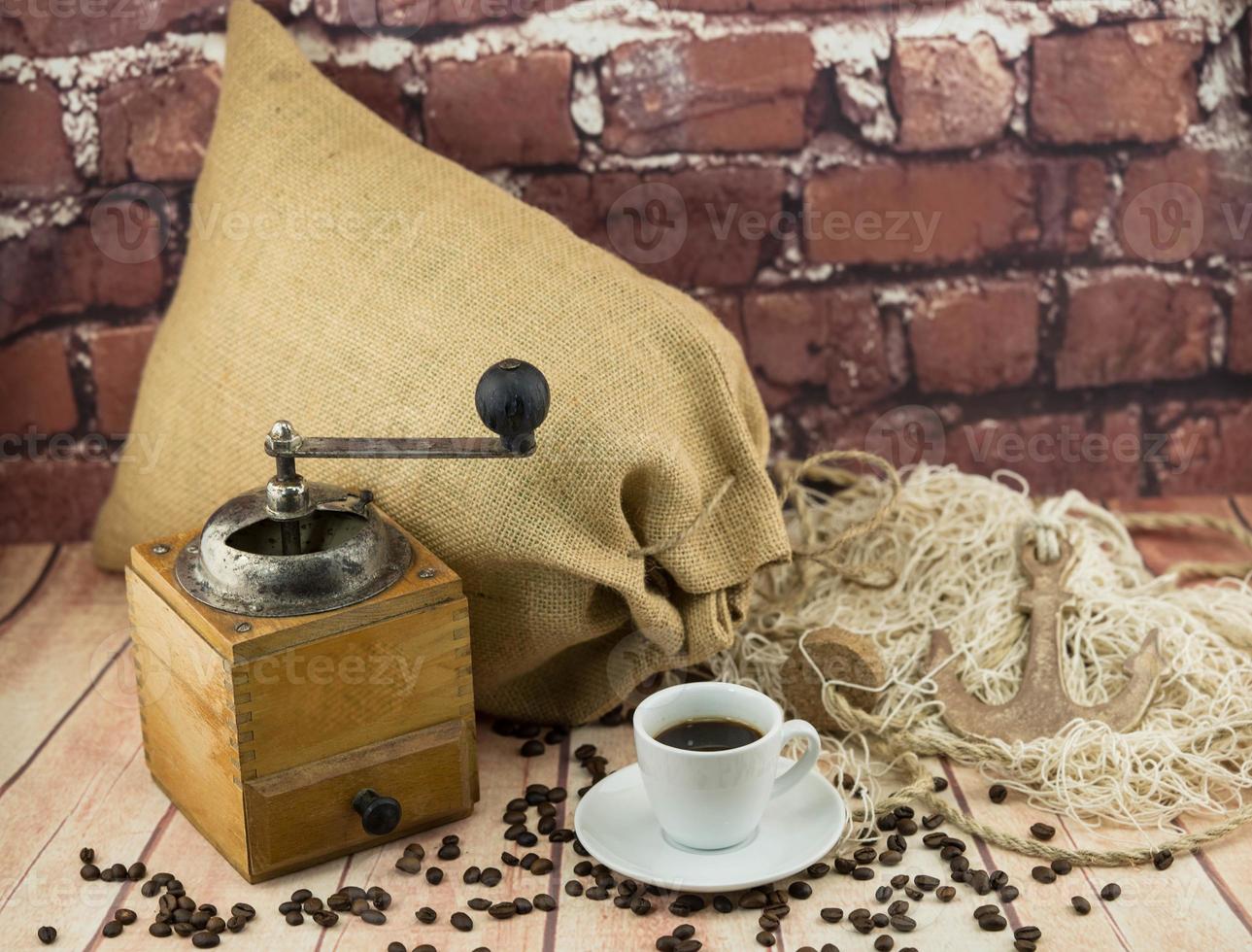 geröstete Kaffeebohnen und eine Vitage Kaffeemühle foto