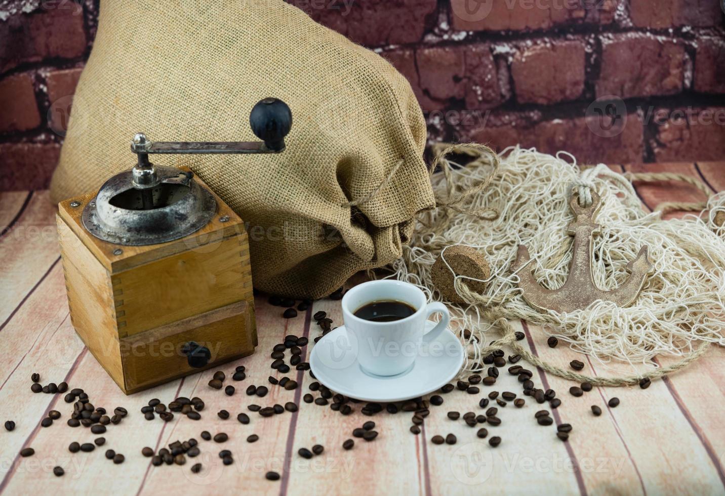 geröstete Kaffeebohnen und eine Vitage Kaffeemühle foto