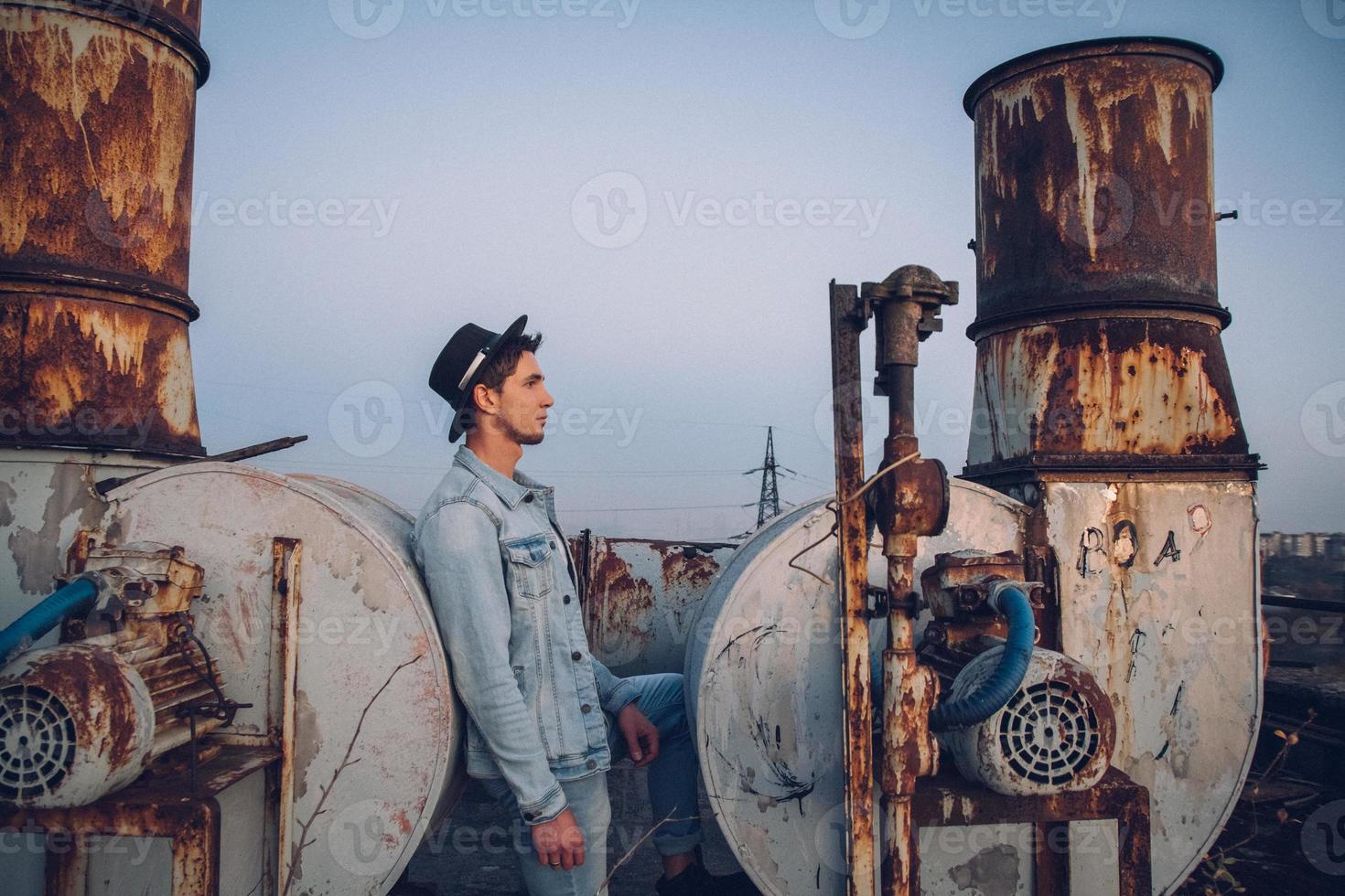 urbaner Mann mit Hut vor dem Hintergrund der Stadt foto