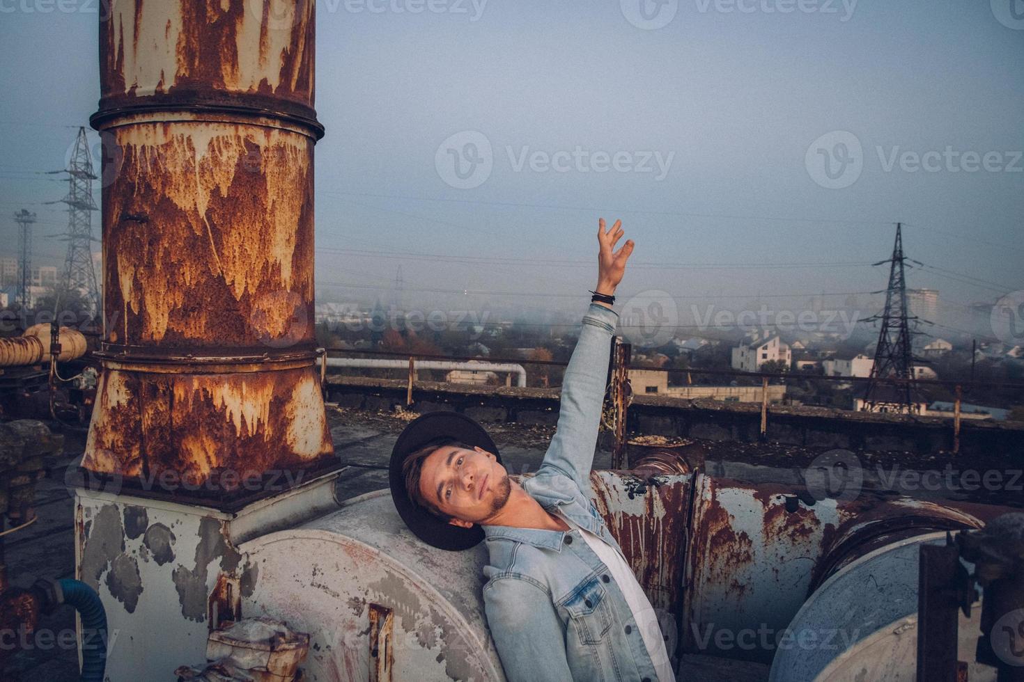 urbaner Mann mit Hut vor dem Hintergrund der Stadt foto