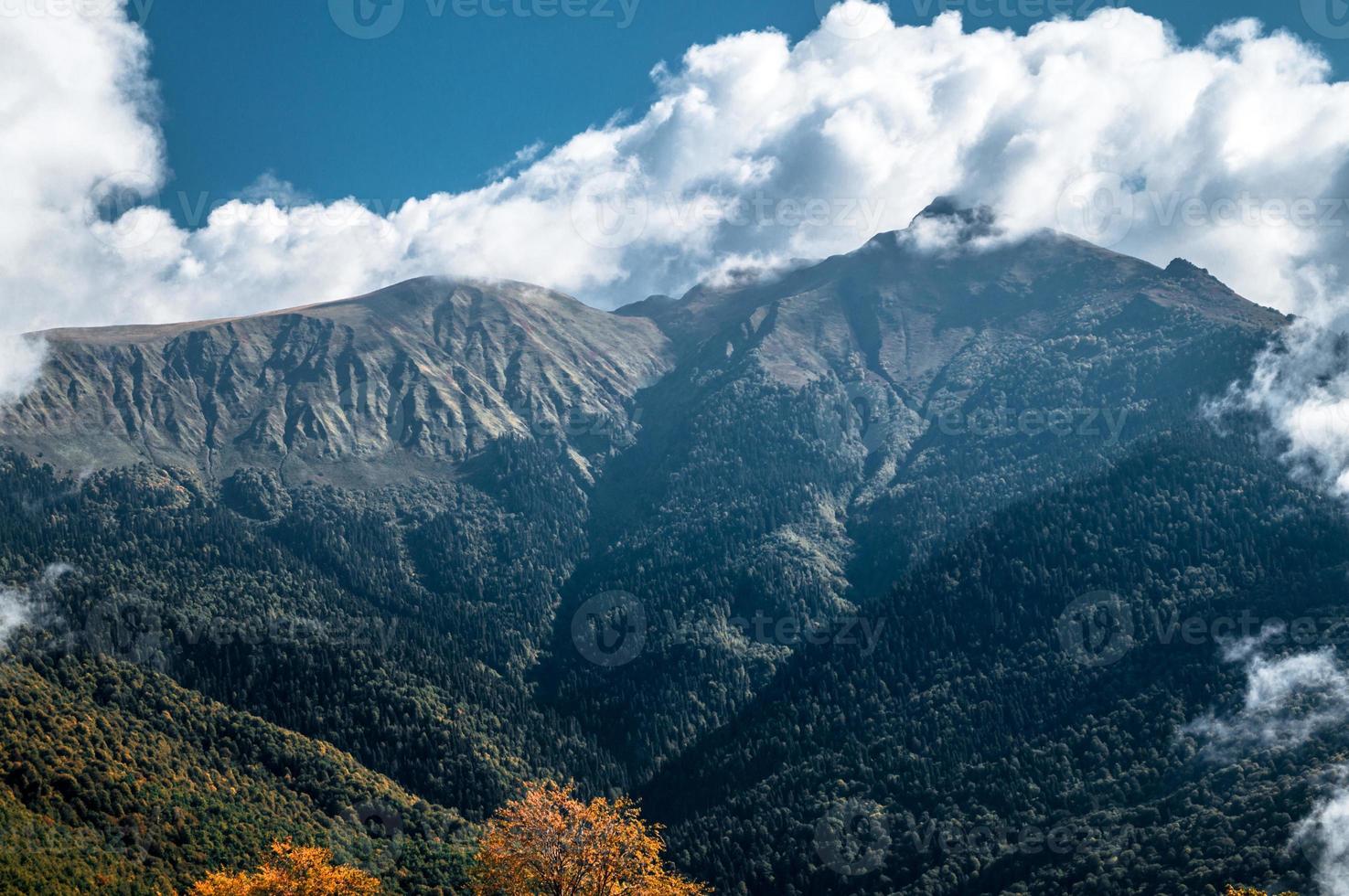 Herbst in den Bergen von Krasnaya Polyana foto