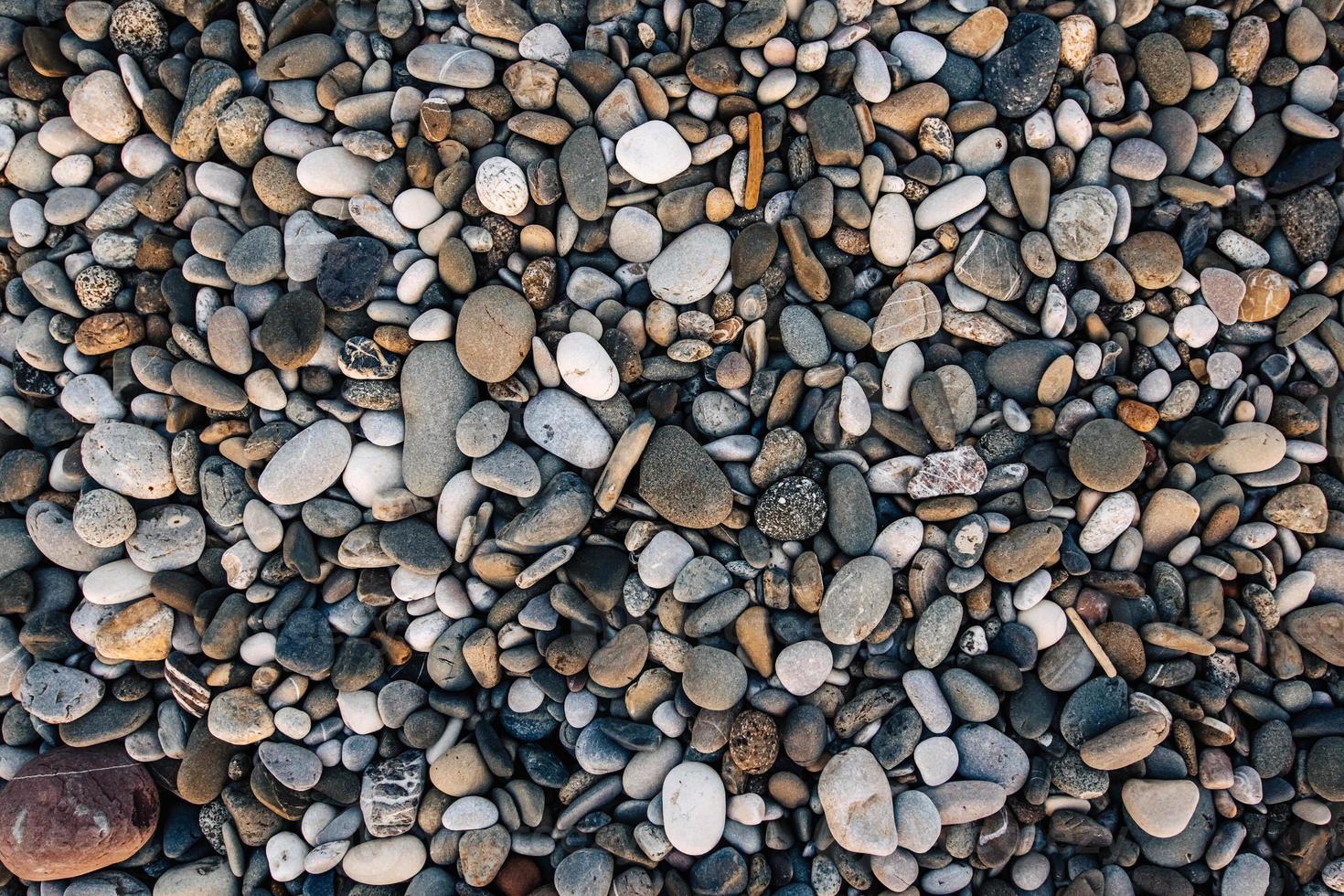 Kiesmuster aus farbigen Steinen. abstrakter Naturkiesel Hintergrund foto