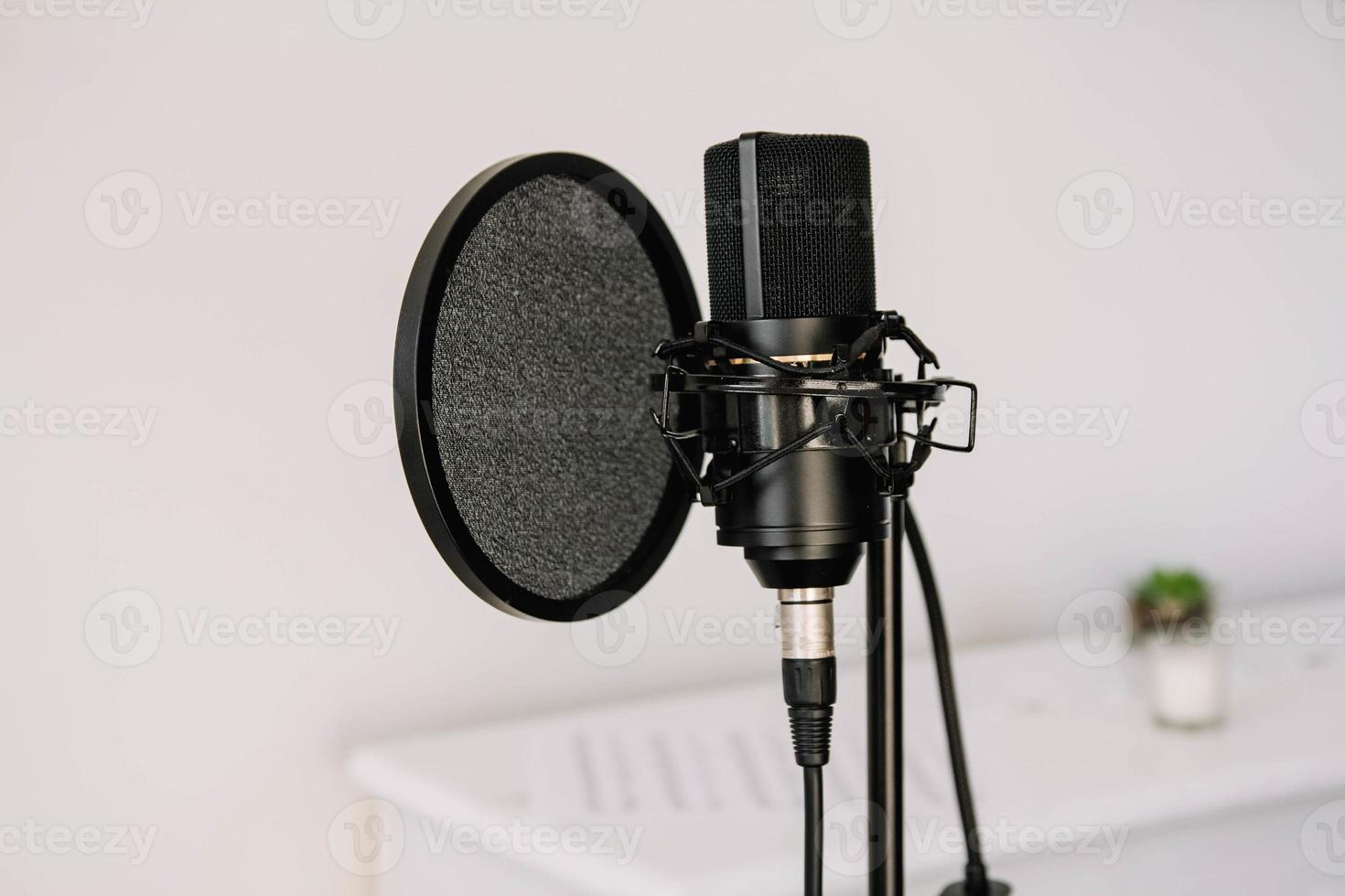 professionelles Studiomikrofon auf einem modernen Stativ foto