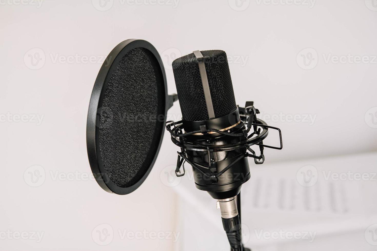 professionelles Studiomikrofon auf einem modernen Stativ foto