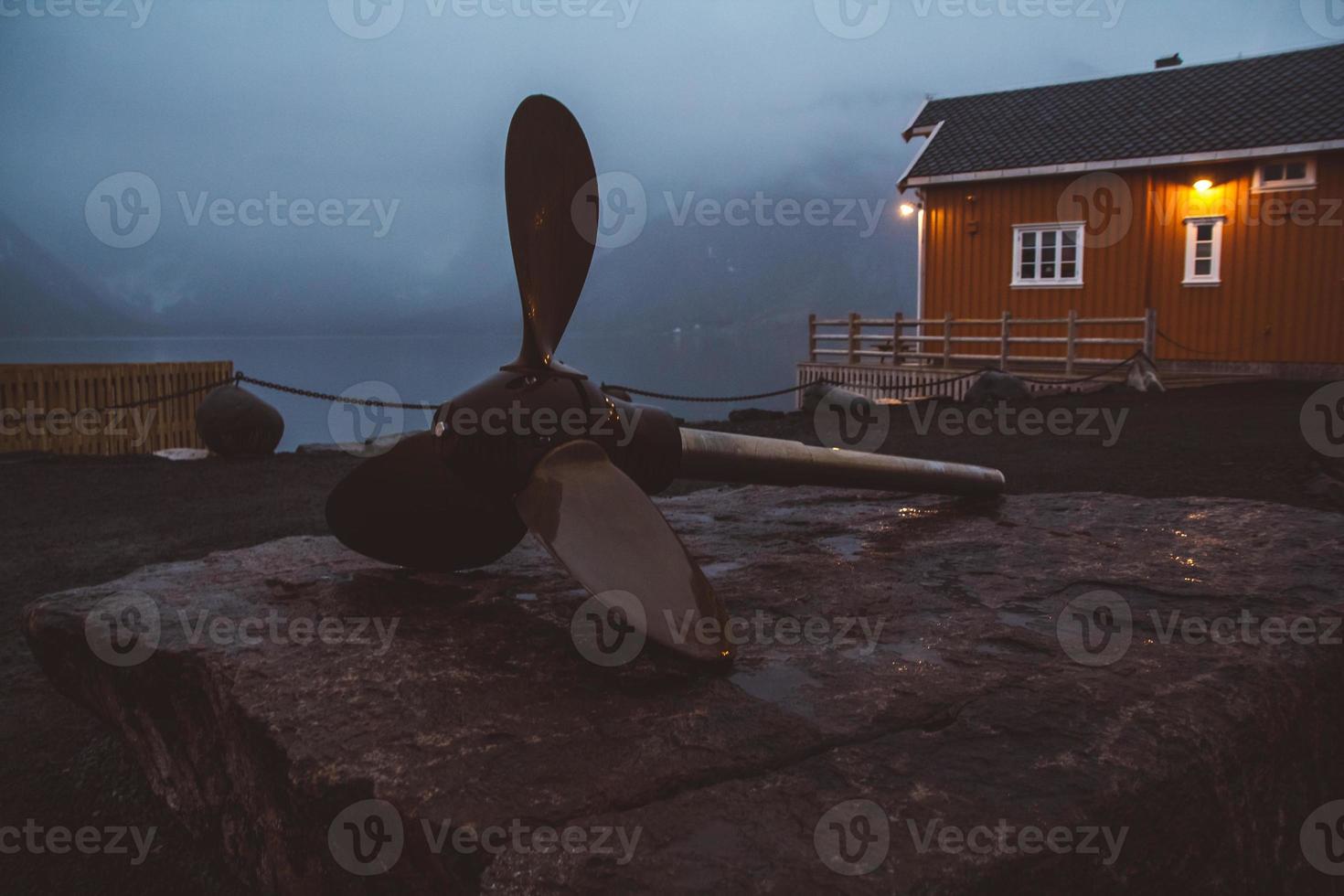 Schiffsklingen im Hintergrund Norwegen Rorbu-Häuser und Berge Felsen über Fjordlandschaft skandinavische Reiseansicht Lofoten-Inseln foto