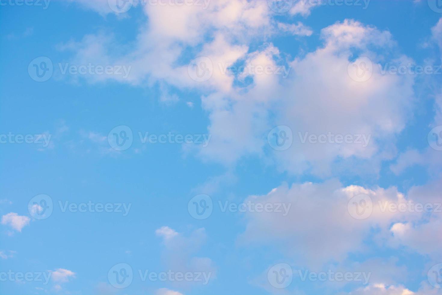 schöner blau-blauer bewölkter Himmel. foto