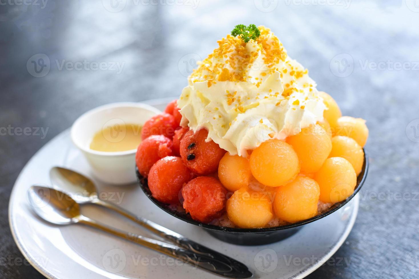 Bingsu-Dessert, Fruchtbingsu-Melone und Wassermelone mit Milchcreme-Menü essen kühlendes süßes Eis, das auf dem Tisch Korea-Essen serviert wird. foto