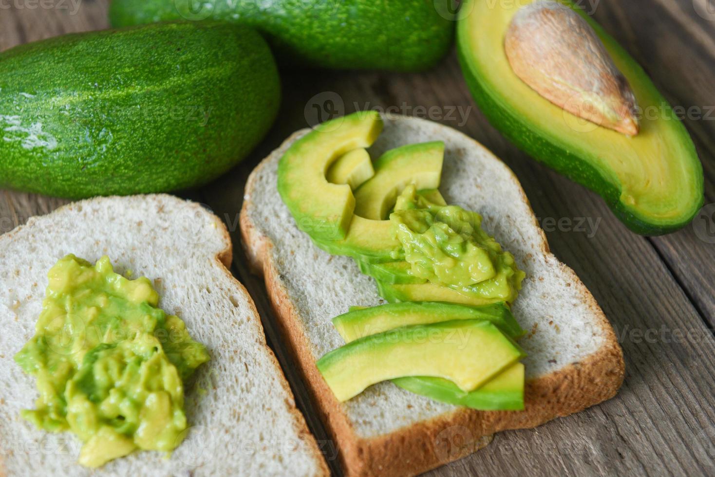 Avocado-Dip püriert - Avocado in Scheiben geschnitten und Avocado-Toastfrüchte gesundes Lebensmittelkonzept foto