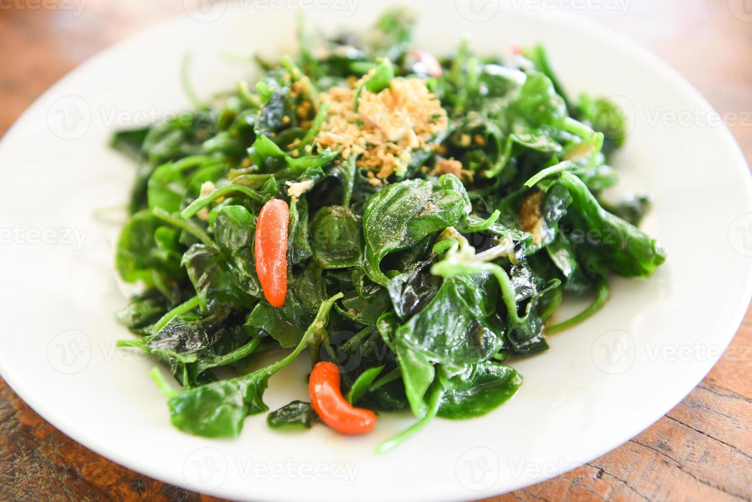 Rühren Sie gebratene Austernsauce Brunnenkresse Gemüse auf weißem Teller - gesundes Essen grünes Gemüse gekochtes Essen in Thailand foto