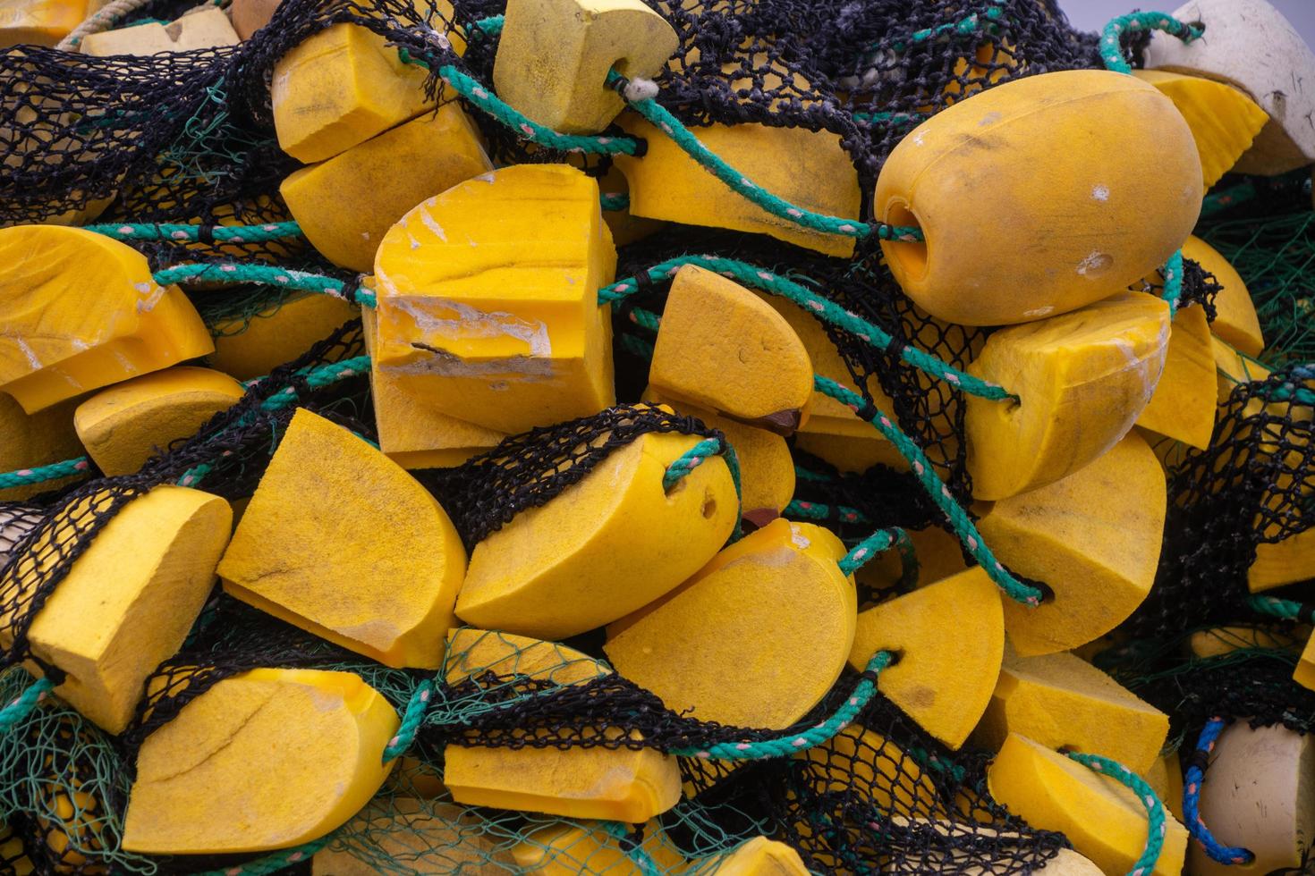 Nahaufnahme von Fischernetzen auf einem Boot foto