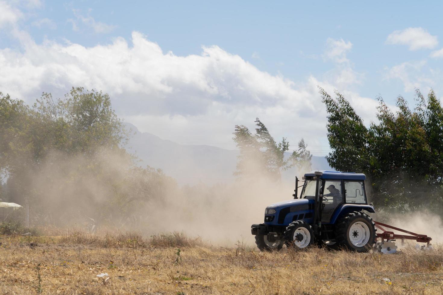 Traktor auf einem Feld foto