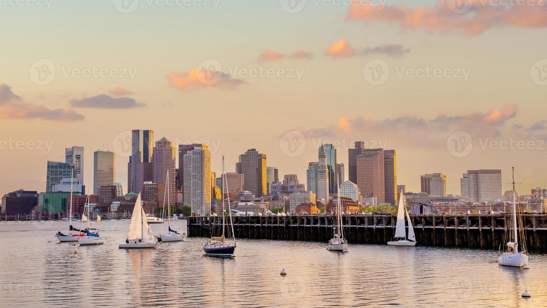 stadtbild von boston skyline panorama bei sonnenuntergang in massachusetts, vereinigte staaten foto