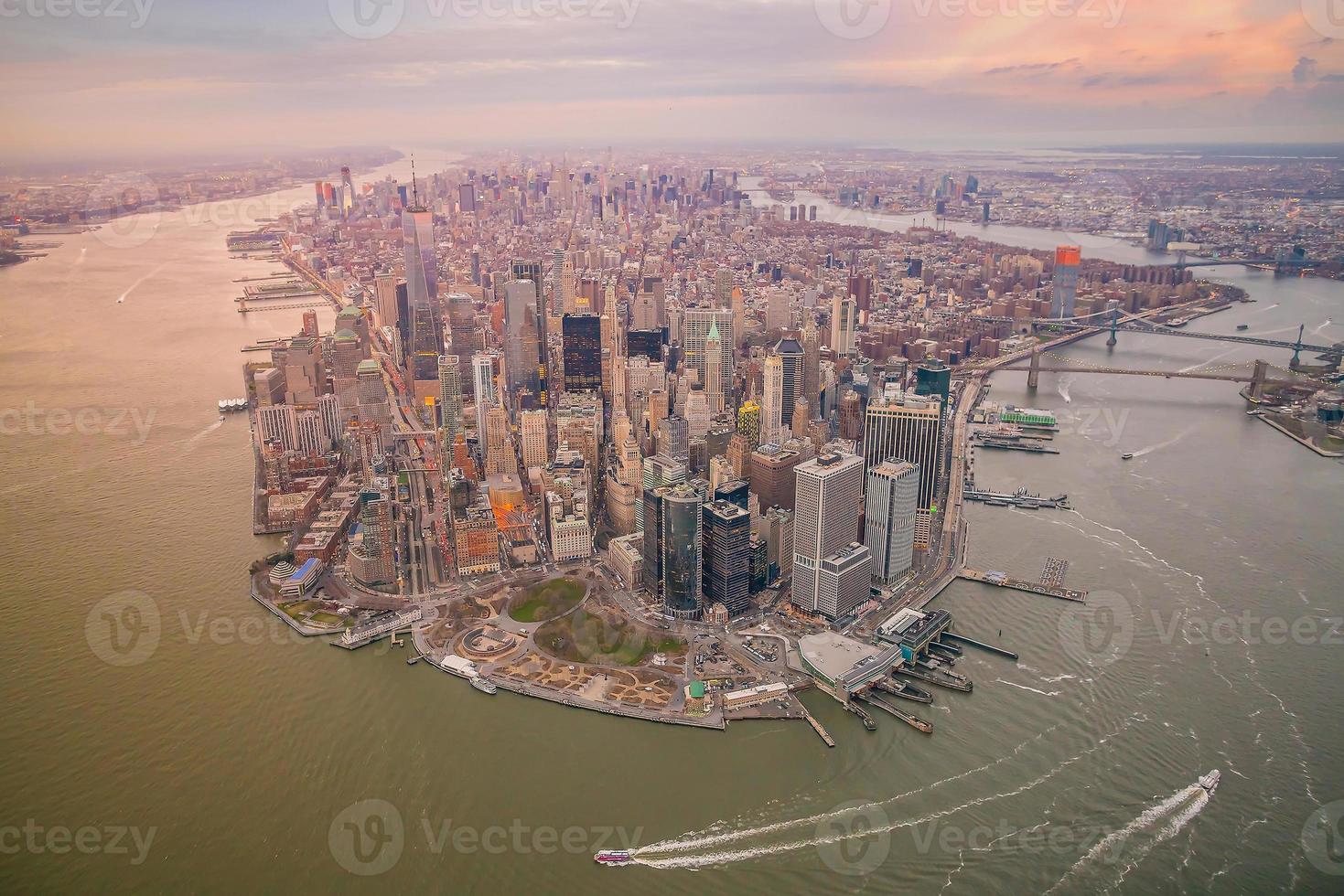 Luftaufnahme der Skyline von Manhattan bei Sonnenuntergang, New York City foto