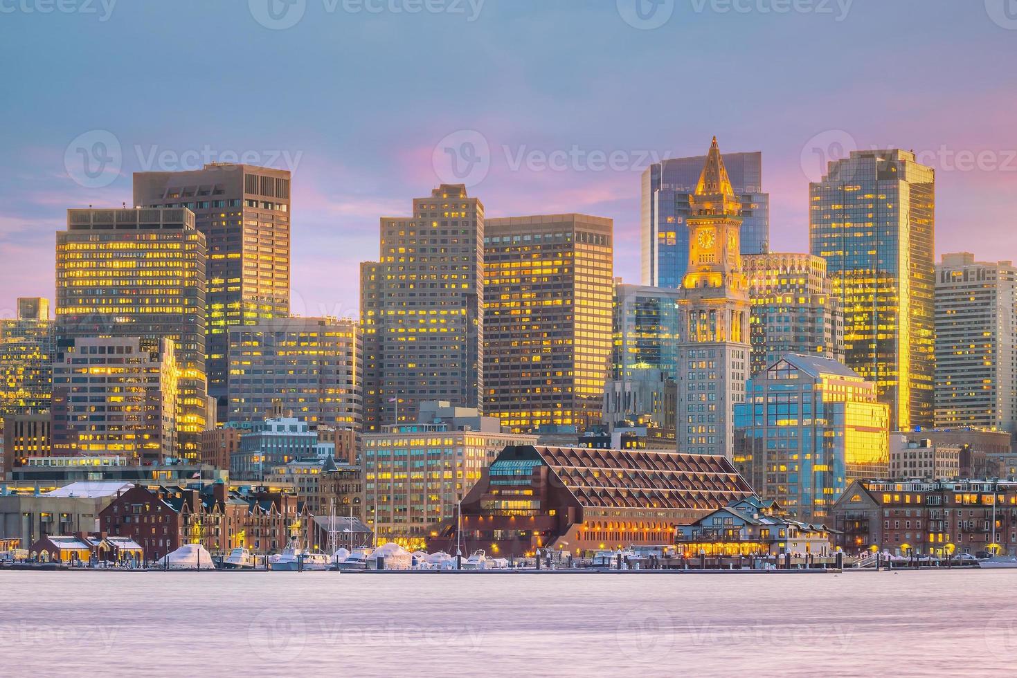 Panoramablick auf die Skyline von Boston mit Wolkenkratzern über dem Wasser in der Dämmerung inusa foto