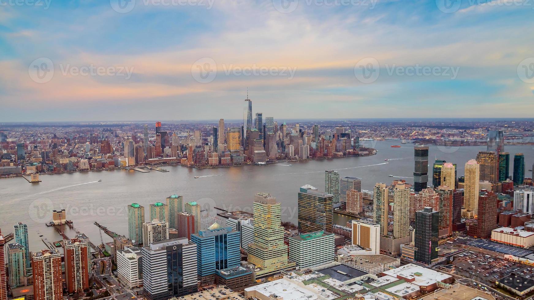 Luftaufnahme der Skyline von Manhattan bei Sonnenuntergang, New York City foto