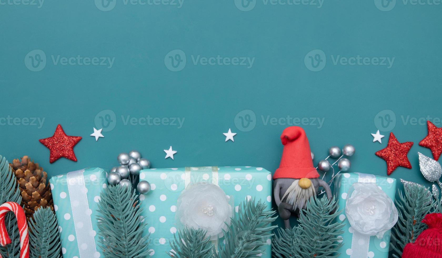 Weihnachten flach Hintergrund mit Geschenken, Beeren und Kiefer Türkis Hintergrund Kopie Raum foto