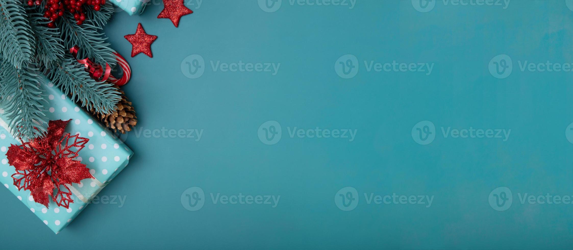 Weihnachten flach Hintergrund mit Geschenken, Weihnachtsstern und Kiefer auf türkisfarbenem Hintergrund foto