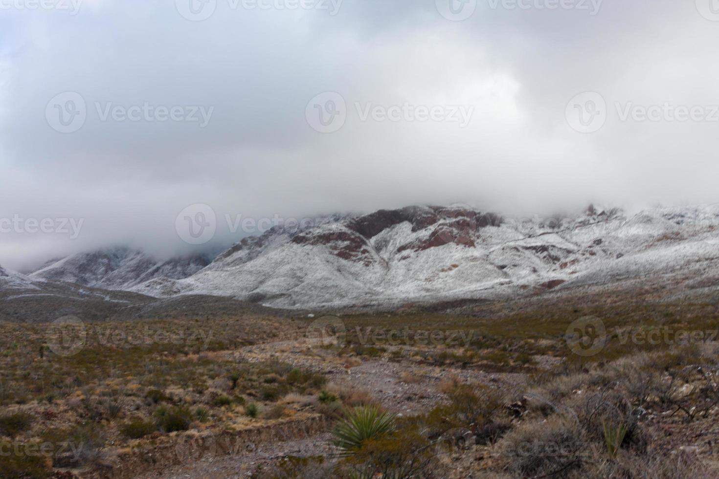 Franklin Mountains auf der Westseite von El Paso, Texas, schneebedeckt mit Blick auf die Trans Mountain Road foto