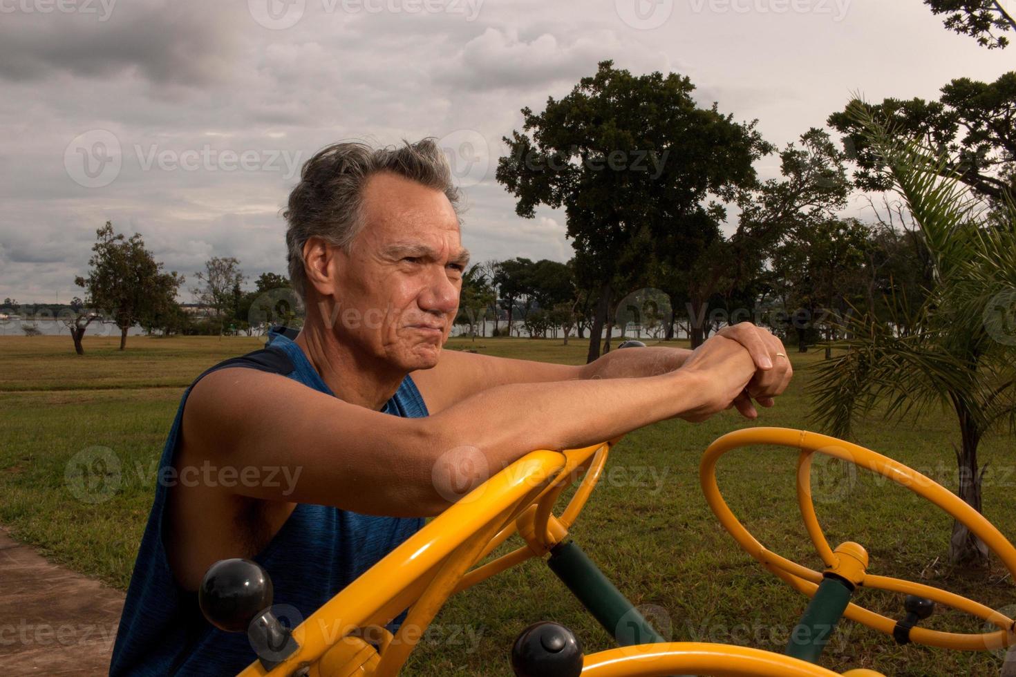 Älterer reifer Mann, der in einem Outdoor-Fitnesspark im Parque das Garcas, Brasilia, trainiert? foto